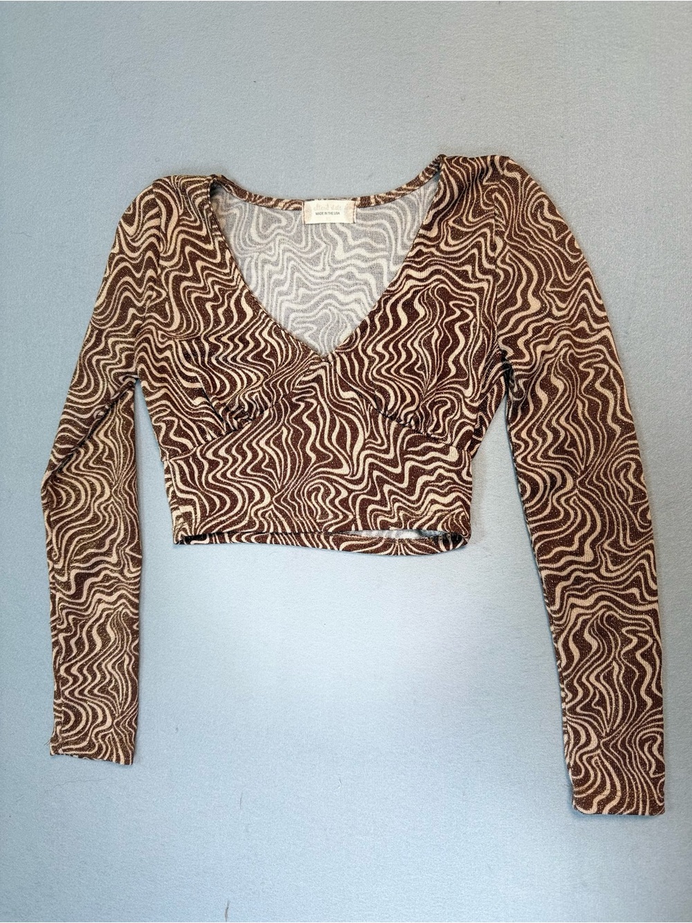 Altar'd State Brown & Cream Swirl V‑Neck Long‑Sleeve Crop Top